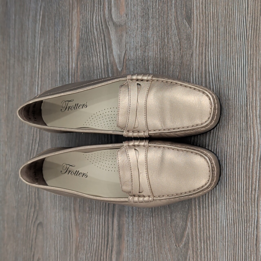 Trotters Francie II Gold Metallic Loafers Square Toe 7.5N 7.5 Narrow